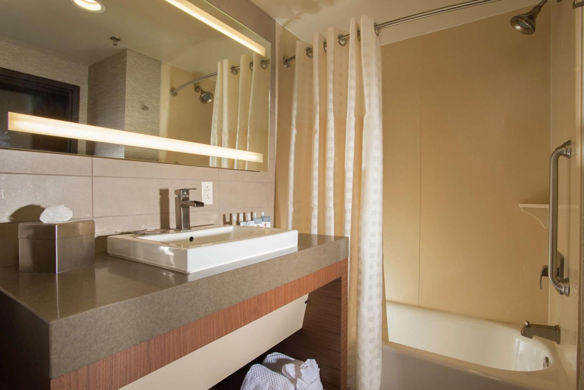 The Broadway Columbia - A Doubletree By Hilton Hotel Exterior photo